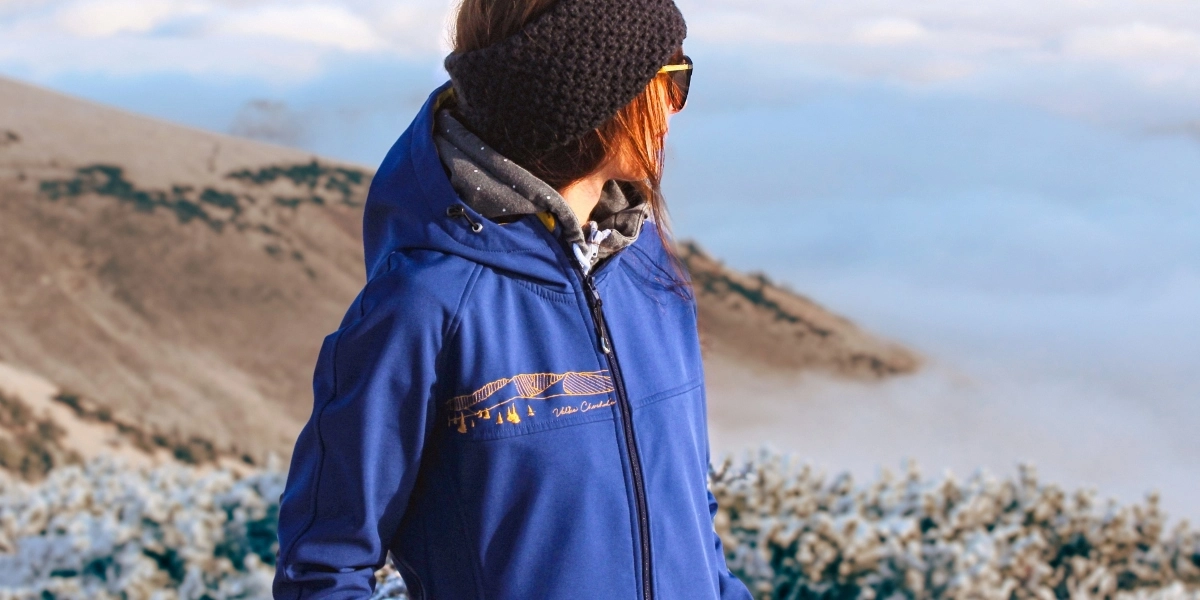 Hrejivá dámska zimná bunda s autorskou výšivkou hôr Veľká Chochuľa - odolná voči vetru, snehu aj dažďu | Ejha