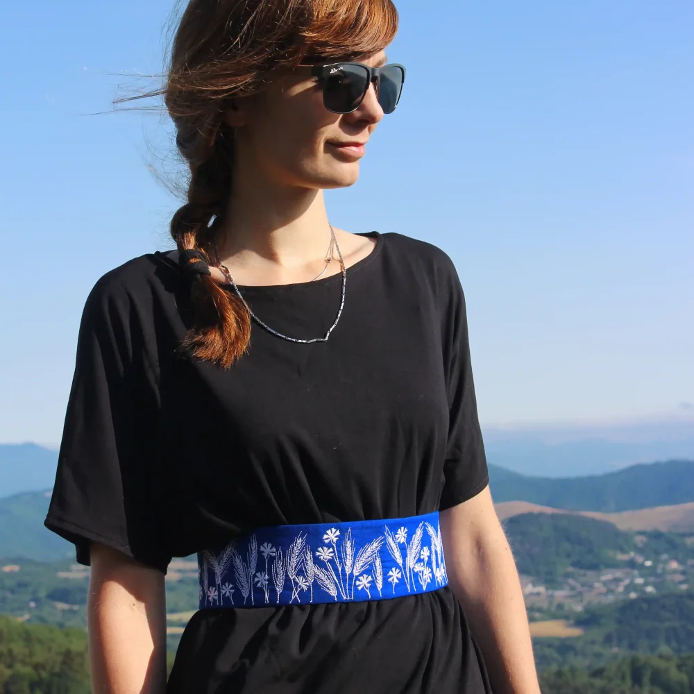 Darček pre ženy - Šaty s vyšívaným opaskom