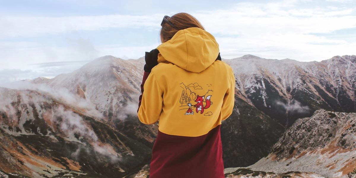 Dvojfarebná softshellová bunda s výšivkou Líšky – ideálna na turistiku v Tatrách aj bežné nosenie | Ejha